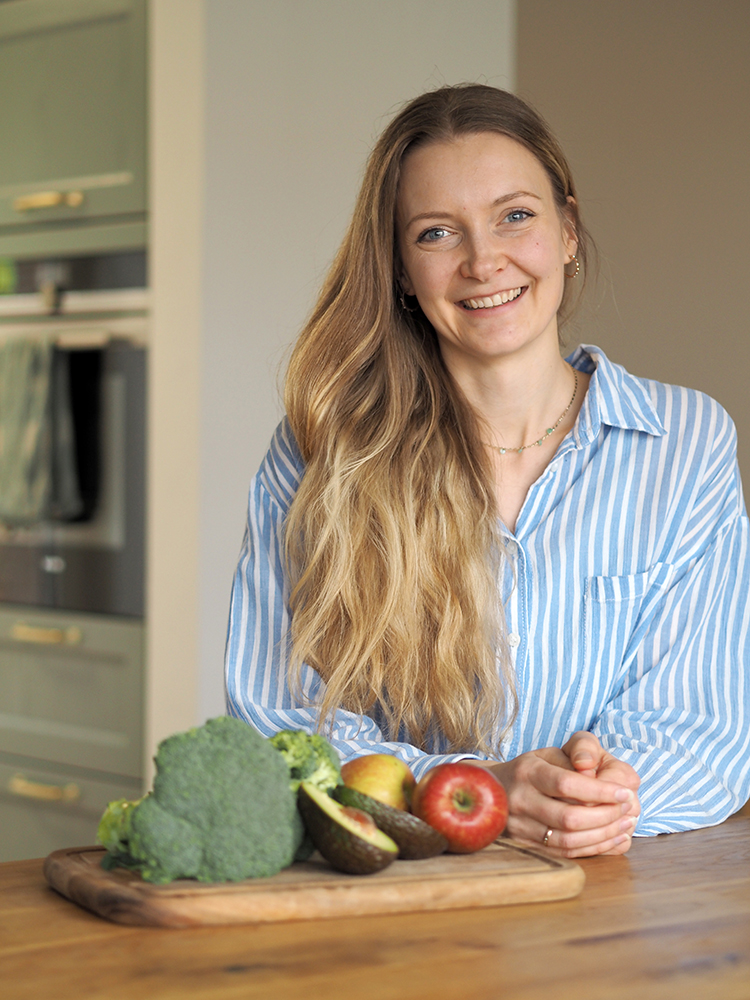 Ewa sitzt vor Gemüse